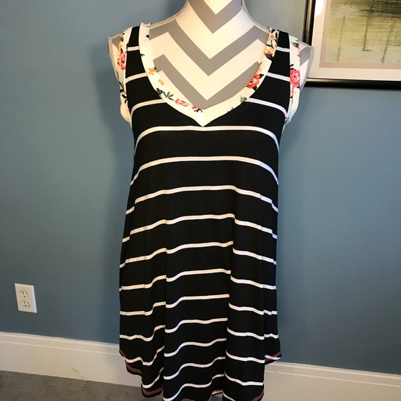 Last one! Striped floral tunic with pink trim - Picture 2 of 5